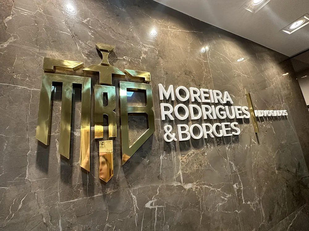 Recepção do escritório Moreira Rodrigues & Borges Advogados, com o logotipo na parede de mármore